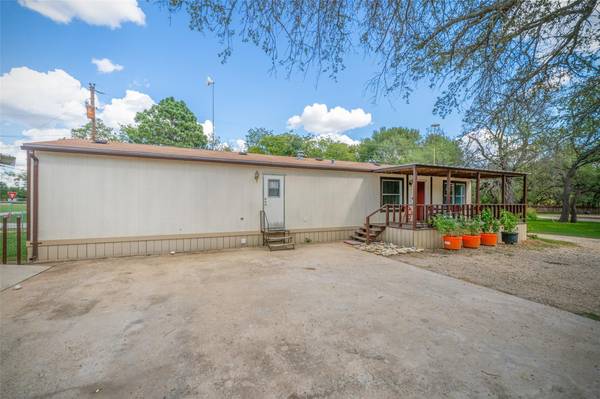 Comanche, TX 76442,101 Live Oak Lane