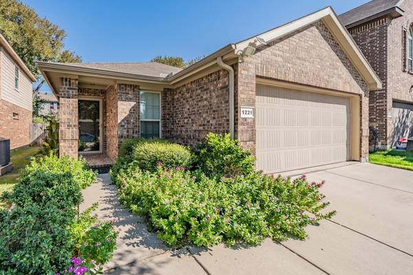 1221 Briarwood Drive, Azle, TX 76020