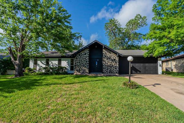 223 Linda Drive, Burleson, TX 76028