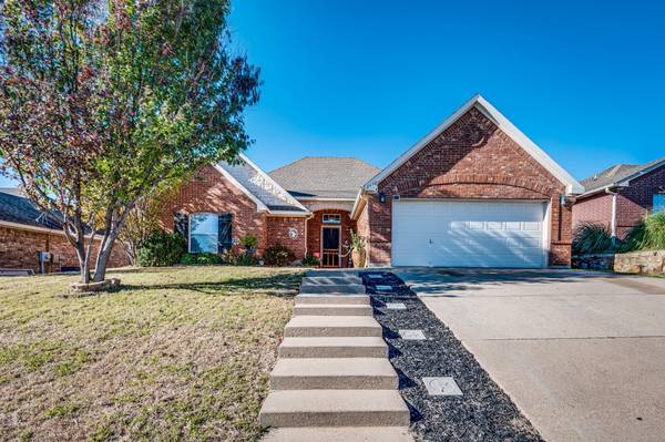 2432 Castle Pines Drive, Burleson, TX 76028