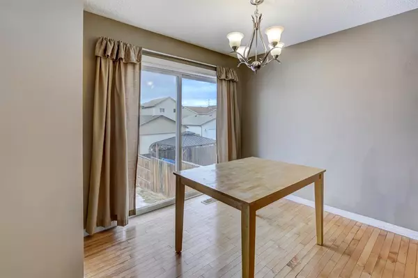 Calgary, AB T3K 0J6,133 Covecreek Close NE