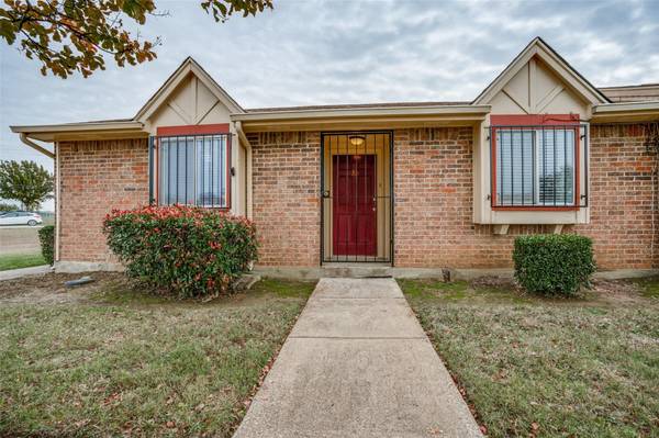 33 E Townhouse Lane, Grand Prairie, TX 75052