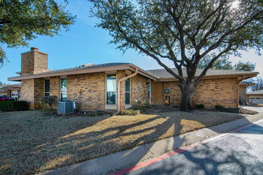 30 Park Lane, Bedford, TX 76021