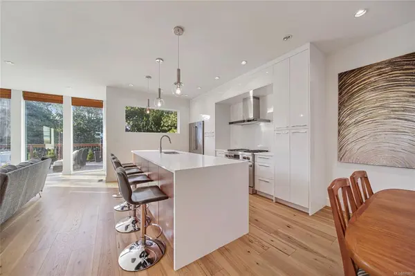 Oak Bay, BC V8R 5M7,2507 Wootton Cres