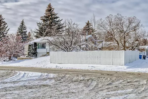 Calgary, AB T2K 4R5,6904 Hunterbow CRES NW