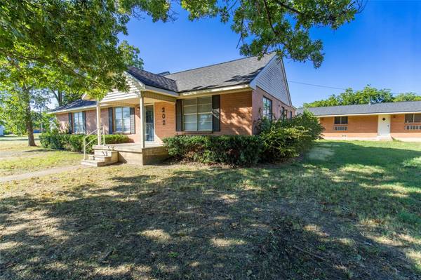 202 E Fannin Street, Leonard, TX 75452