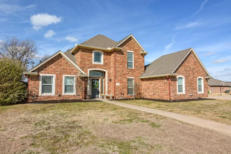 811 Brandt Street, Grandview, TX 76050