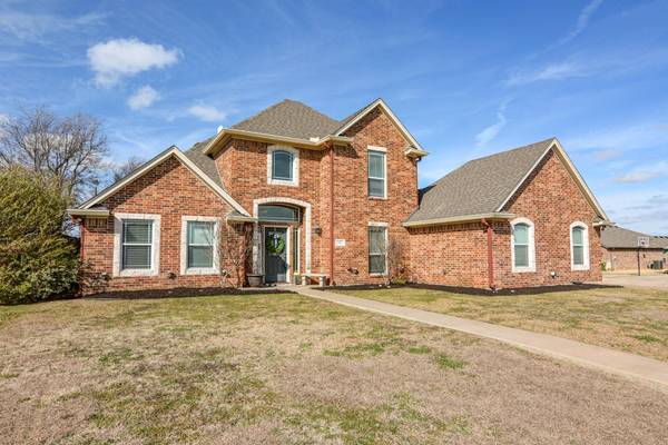 811 Brandt Street, Grandview, TX 76050