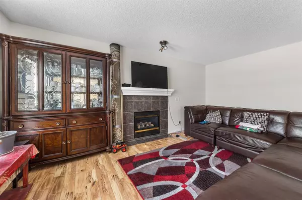 Calgary, AB T3J 4J3,137 Saddlemead RD NE