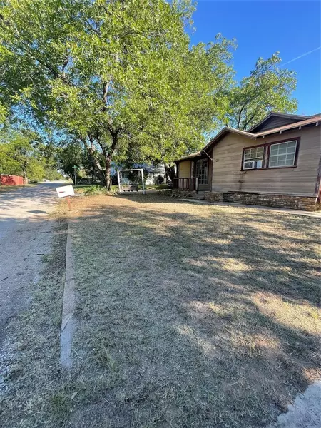 433 W Hampton Avenue, De Leon, TX 76444