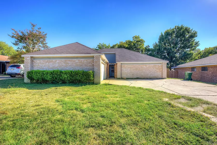 2406 Redbrook Court, Arlington, TX 76014