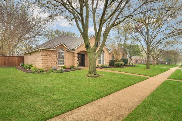 8308 Thornhill Drive, North Richland Hills, TX 76182