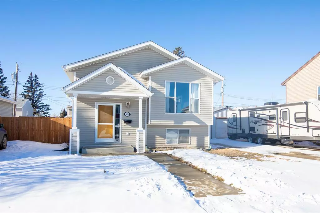 Springbrook, AB T4S 1V1,641A Maple CRES