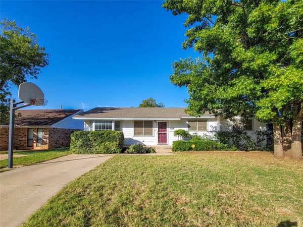 1718 Rose Avenue, Sweetwater, TX 79556