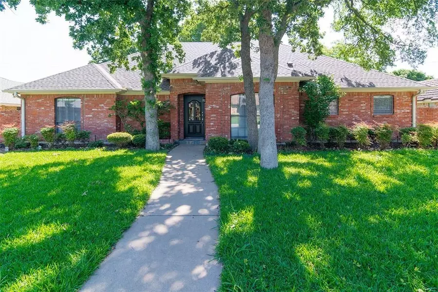 2105 Oak Bluff Drive, Arlington, TX 76006