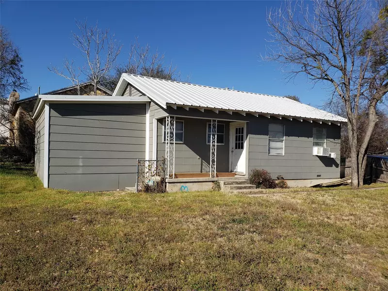 108 E Neely Avenue, Comanche, TX 76442