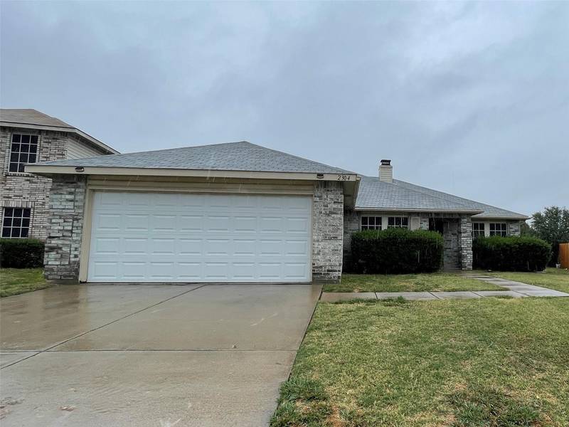 2304 Coyote Trail, Grand Prairie, TX 75052