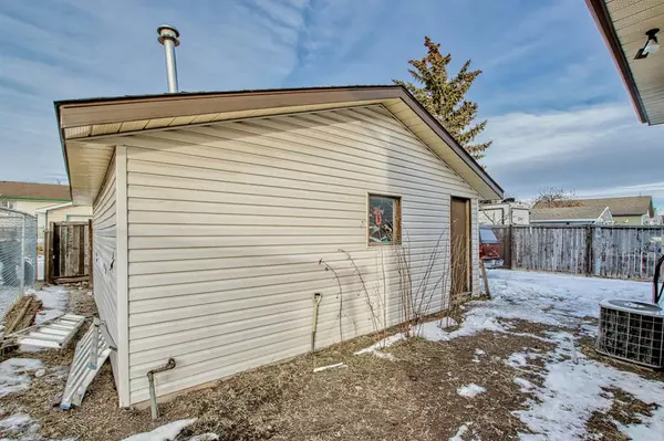 Airdrie, AB T4A 1V2,1864 Meadowbrook DR SE