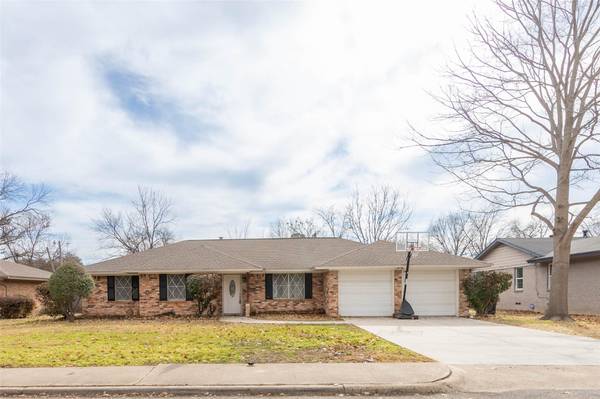 717 Danish Drive, Grand Prairie, TX 75050