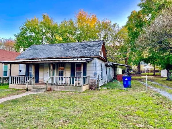 1046 W Collins Street, Denison, TX 75020