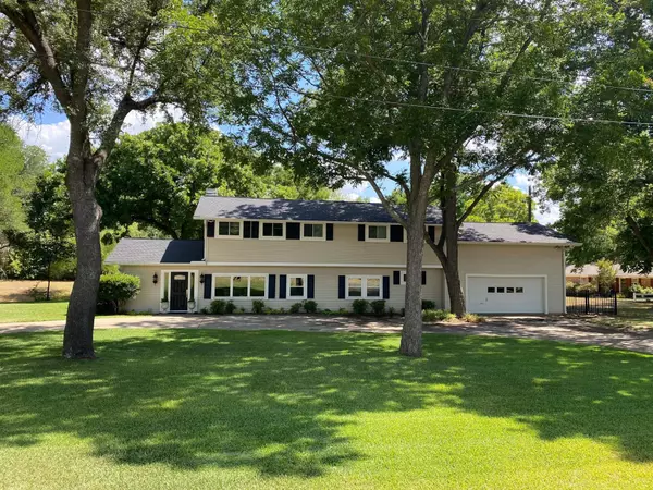 1009 Country Club Road, Ennis, TX 75119