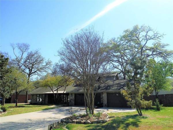 1000 Kiowa Drive W, Lake Kiowa, TX 76240