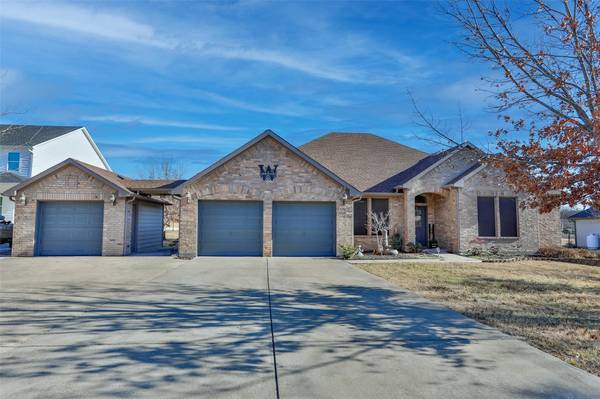 234 Colt Drive, Lake Kiowa, TX 76240