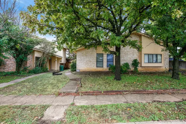 101 & 103 W Timberview Lane,  Arlington,  TX 76014