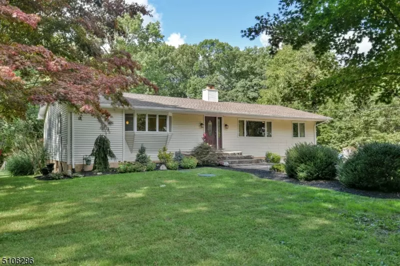 18 Meadow Ln, Kinnelon Boro, NJ 07405