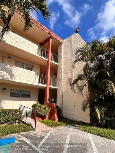 820 Hollybrook Dr  #105, Pembroke Pines, FL 33025