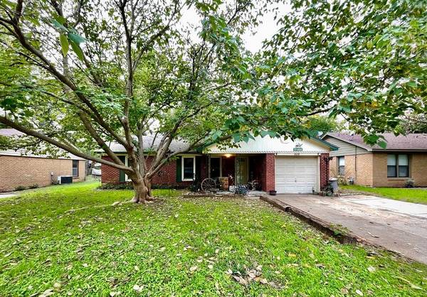 809 Thersa Drive, River Oaks, TX 76114