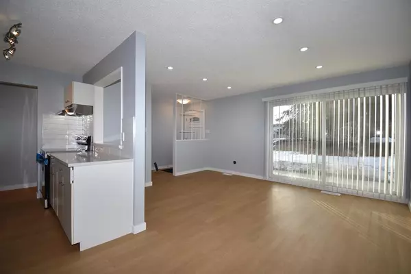 Calgary, AB T3E 3P4,3531 43 ST SW