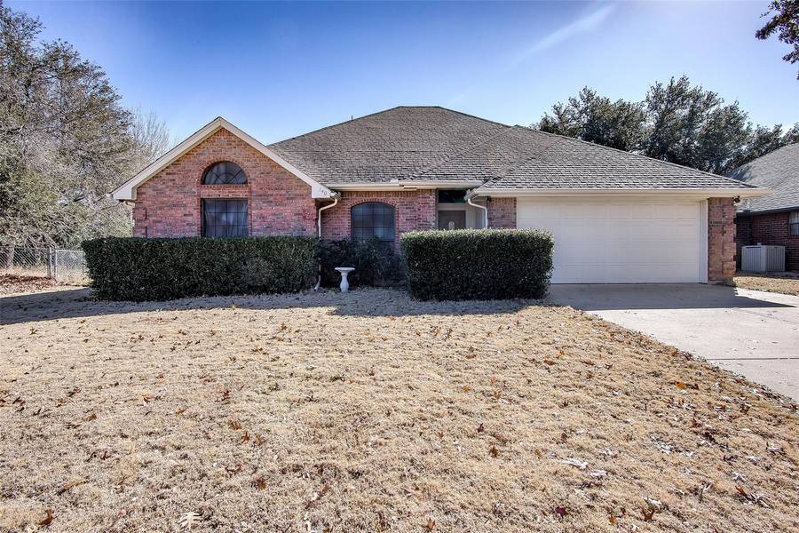 140 Clover Lane, Burleson, TX 76028