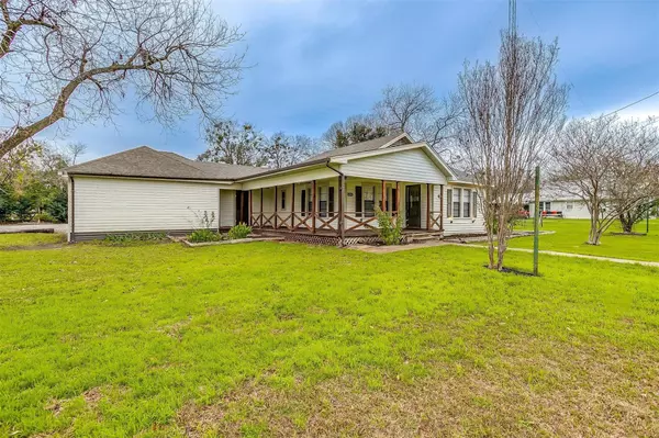 Bynum, TX 76631,404 White Avenue