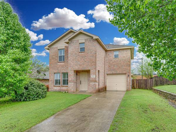 8016 Whitney Lane, Fort Worth, TX 76120