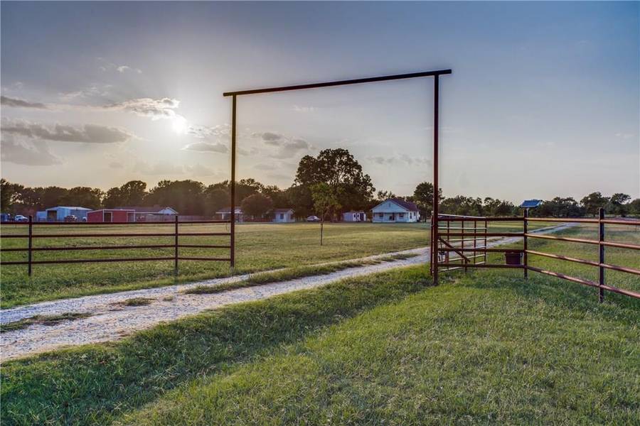 3042 Crisp Road, Ennis, TX 75119