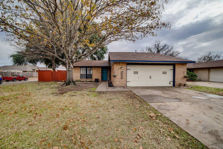 1001 Savannah Drive, Ennis, TX 75119