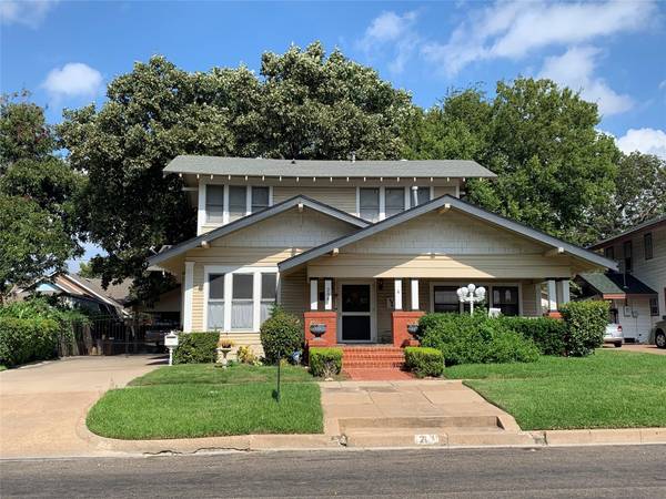 204 W Belknap Street, Ennis, TX 75119