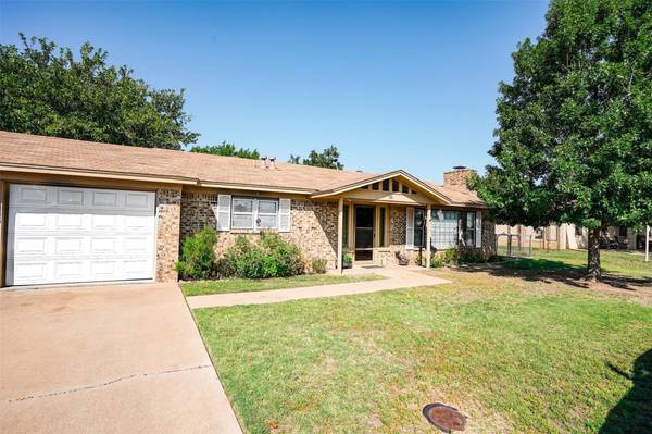 1140 Williams Street, Albany, TX 76430