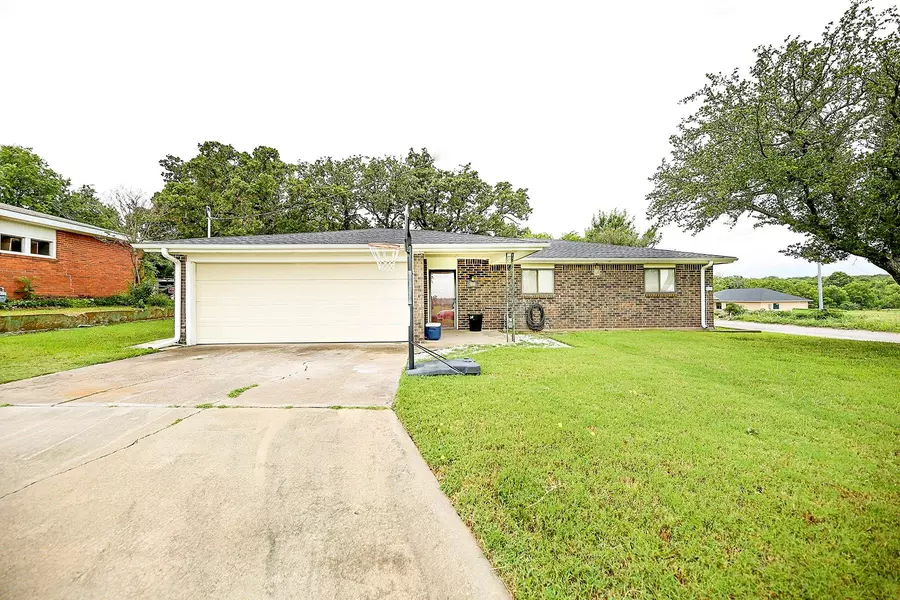 504 Lovers Lane, Bowie, TX 76230