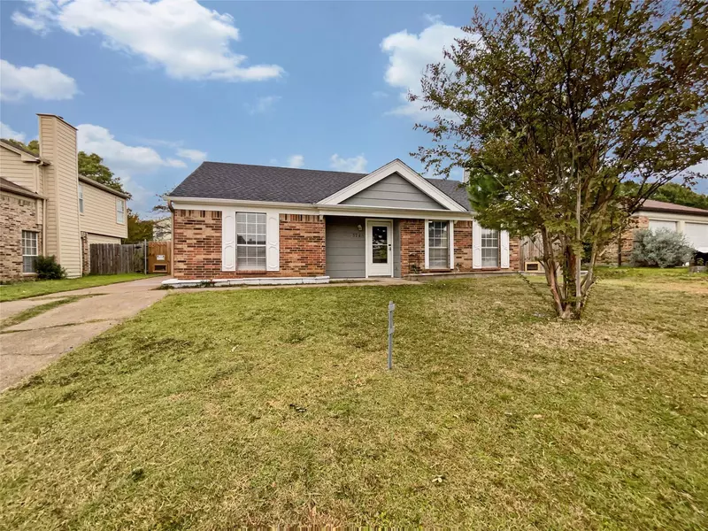 3745 Farm Field Ln, Fort Worth, TX 76137