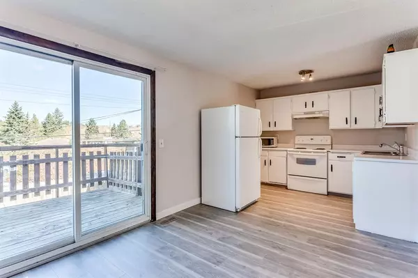 Calgary, AB T3B1Y2,7712 46 AVE NW