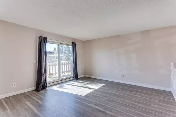 Calgary, AB T3B1Y2,7712 46 AVE NW