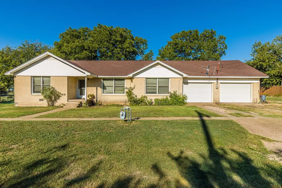 207 S Borden Street, Abbott, TX 76621