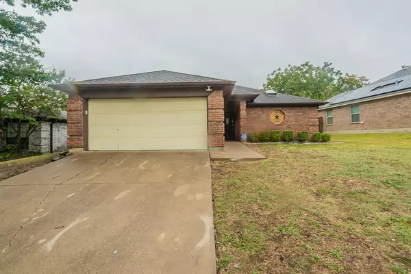 316 Deauville Drive, Fort Worth, TX 76108