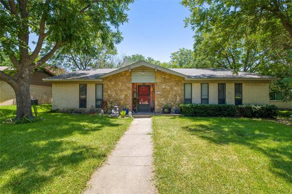 912 Meadowdale Circle, Garland, TX 75043