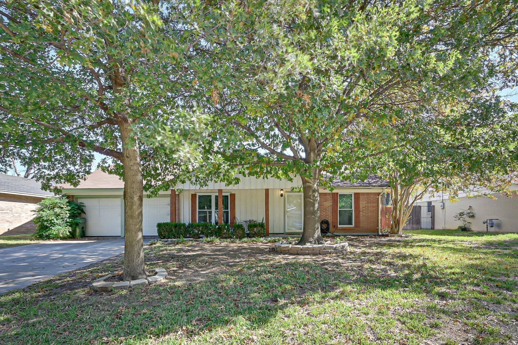 605 Buffalo Drive, Arlington, TX 76013