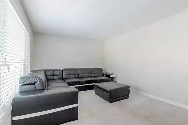 Calgary, AB T3S2A2,268 Castledale WAY NE