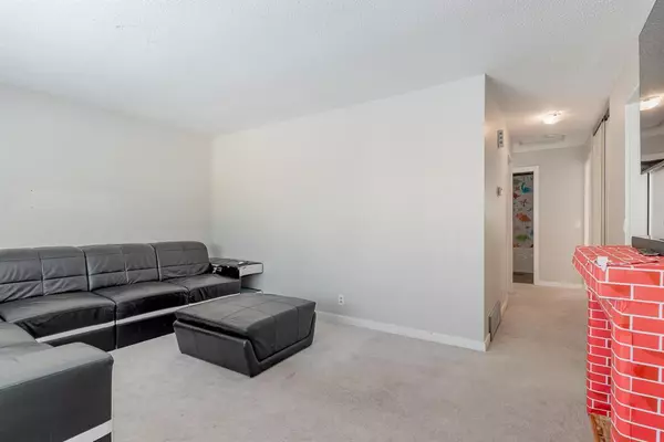 Calgary, AB T3S2A2,268 Castledale WAY NE