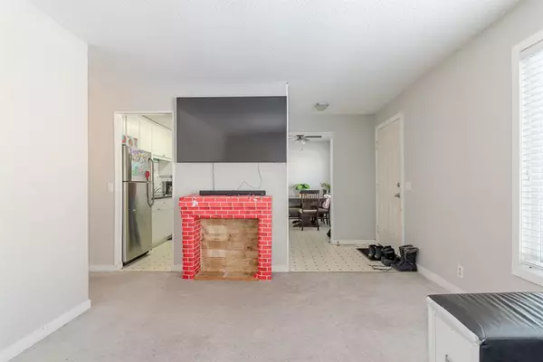 Calgary, AB T3S2A2,268 Castledale WAY NE